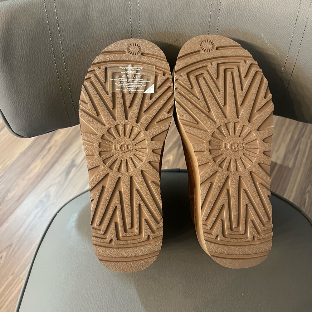 UGG Women Platform Boots - Picture 5 of 5